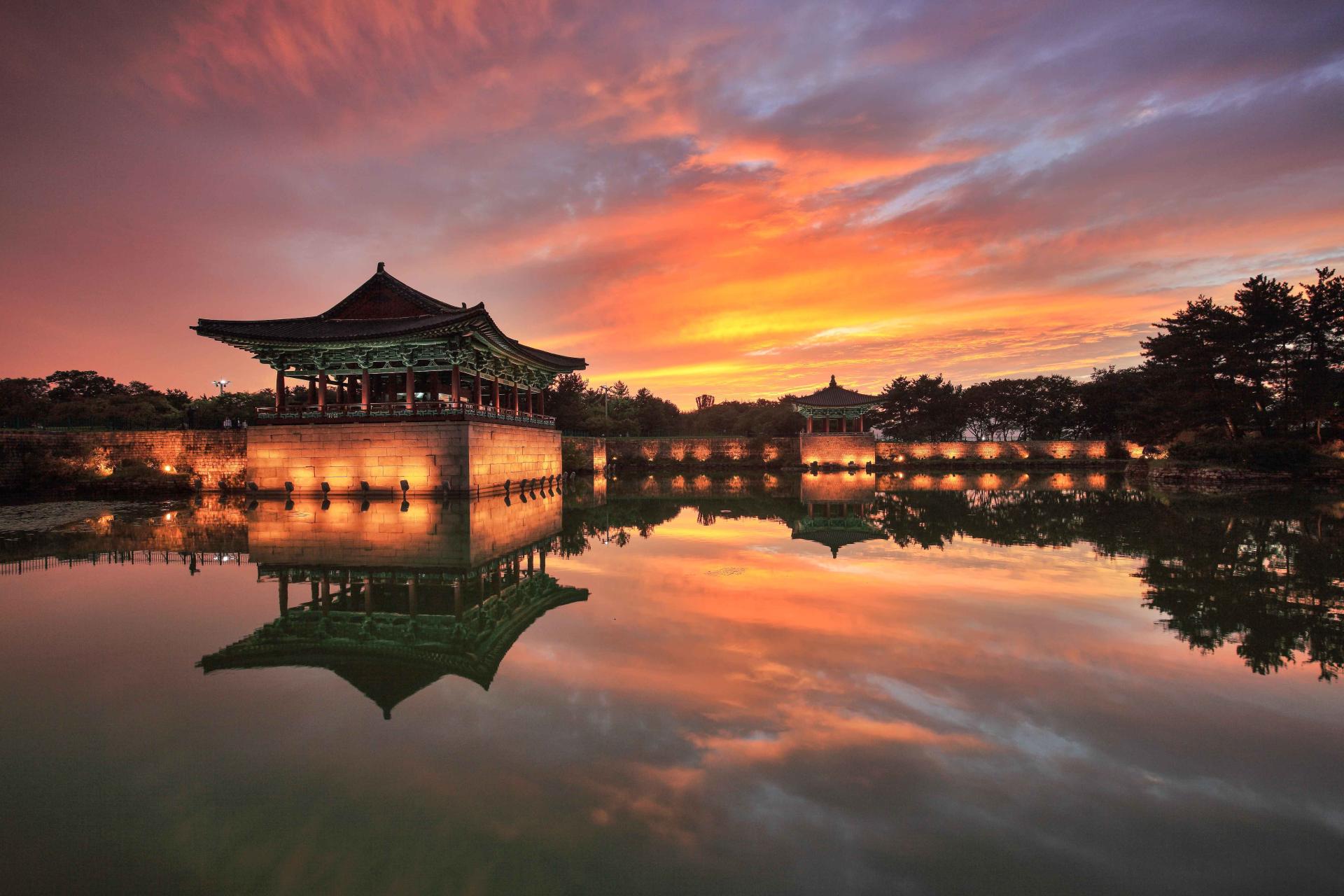 Sunset%20in%20Donggung%20Palace%20%26%20Wolji%20Pond%2C%20Gyeongju%20-%20Jo%20Gwang-yeon In viaggio nella Corea dei re, tra palazzi, fortezze e tesori UNESCO